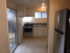 2724 Santa Clara Way in Sacramento, CA - Building Photo - Building Photo