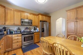 28 Manchester Rd in Brookline, MA - Foto de edificio - Building Photo