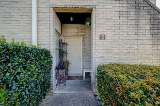 Spring Point Two Condominiums in Houston, TX - Building Photo - Building Photo