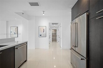 19234 Fisher Island Dr in Miami, FL - Foto de edificio - Building Photo