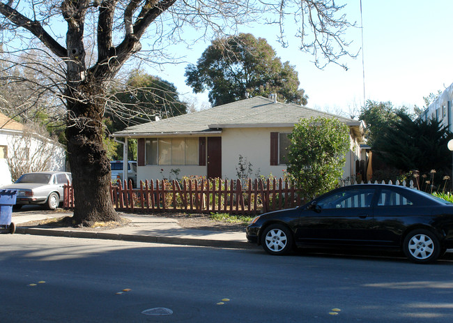 696 Dutton Ave in Santa Rosa, CA - Building Photo - Building Photo