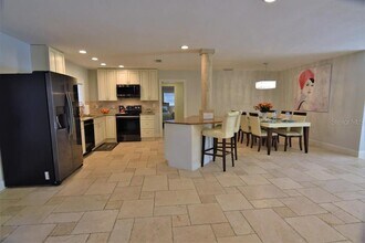 2226 Siesta Dr in Sarasota, FL - Building Photo - Building Photo