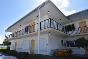3240 Lake Osborne Dr in Lake Worth Beach, FL - Building Photo