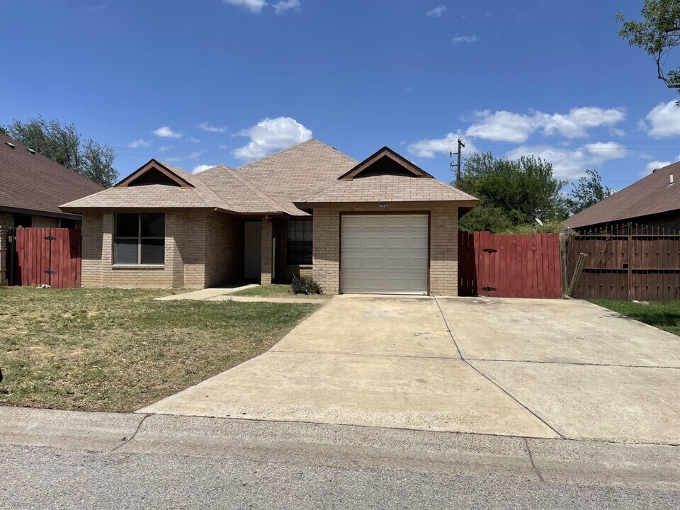 8685 Northridge Loop in Laredo, TX - Building Photo