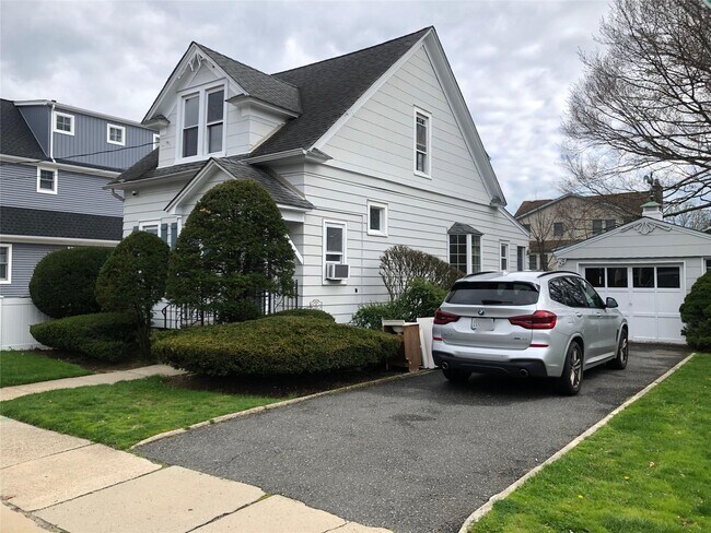 502 Lakeview Ave in Rockville Centre, NY - Building Photo - Building Photo