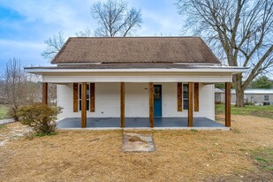 700 S Main St in Whitwell, TN - Building Photo