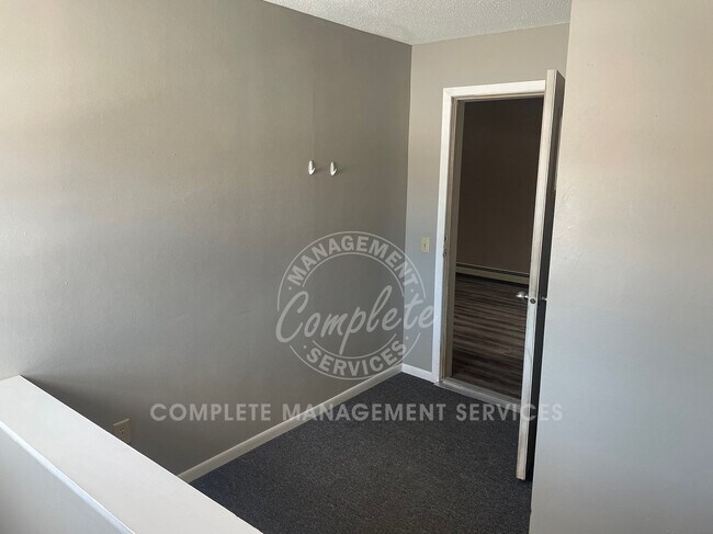 212 W James St in Paynesville, MN - Foto de edificio - Building Photo