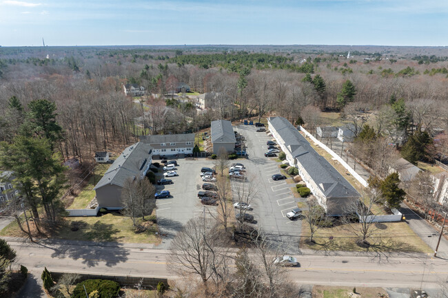 174 Pine St in Holbrook, MA - Building Photo - Building Photo