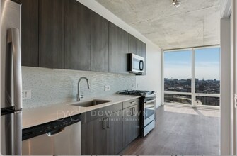 702 N Milwaukee Ave in Chicago, IL - Building Photo - Building Photo