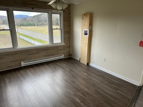 128 South St in Windham, NY - Foto de edificio - Building Photo