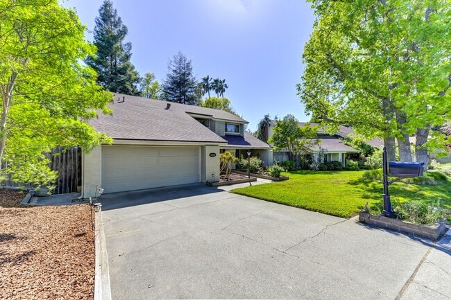 4840 Thor Way in Carmichael, CA - Building Photo - Building Photo