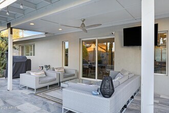 8738 E Rose Ln in Scottsdale, AZ - Foto de edificio - Building Photo