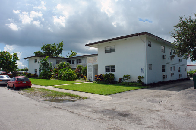 240 NW 193rd St in Miami, FL - Foto de edificio - Building Photo