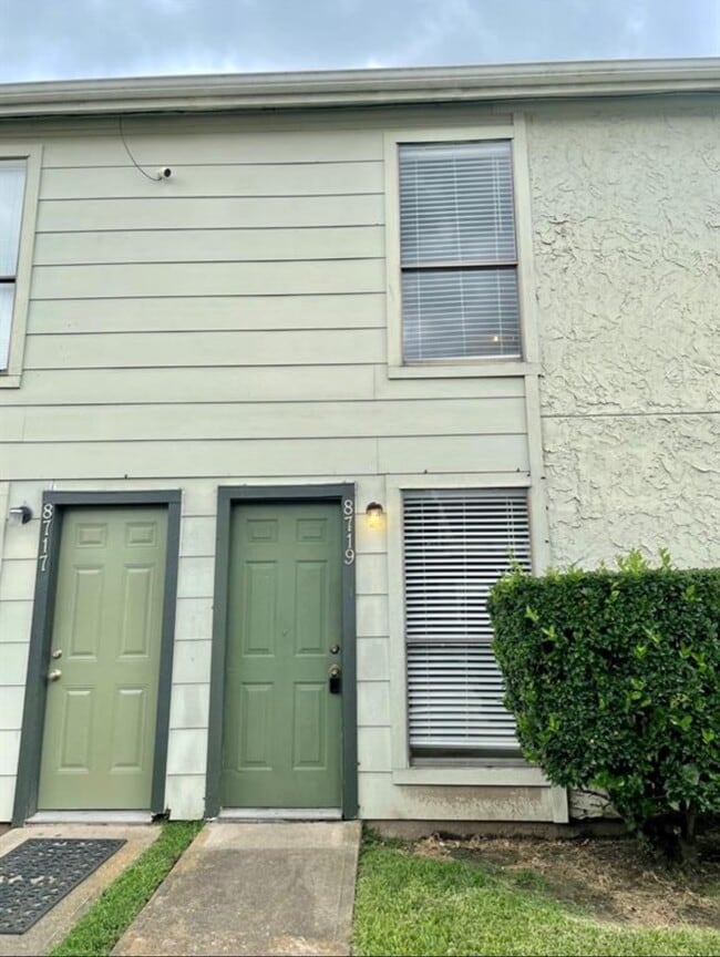 8719 Village of Fondren in Houston, TX - Foto de edificio - Building Photo