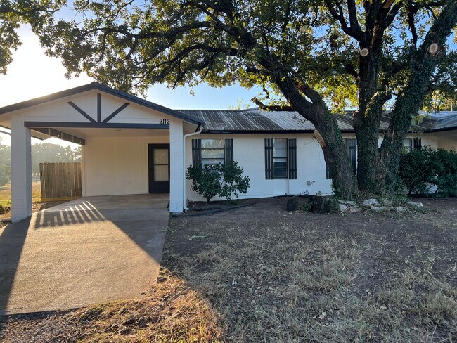 2112 Tanglewood St in Weatherford, TX - Building Photo - Building Photo