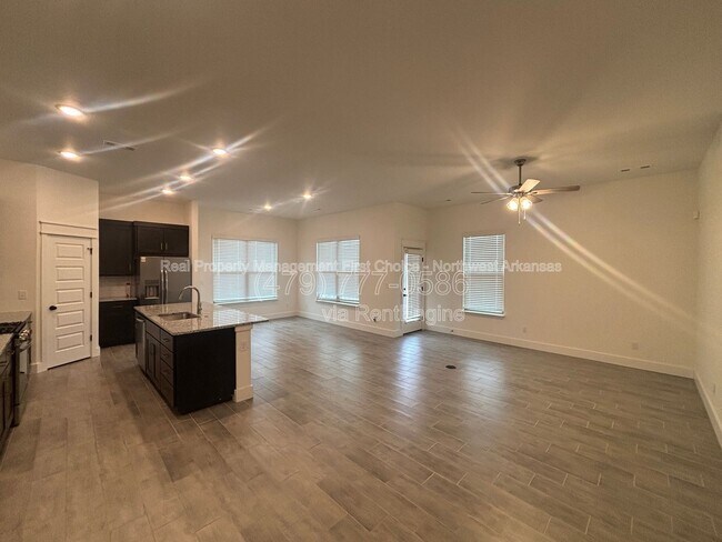 2031 Bluestem Dr in Centerton, AR - Foto de edificio - Building Photo