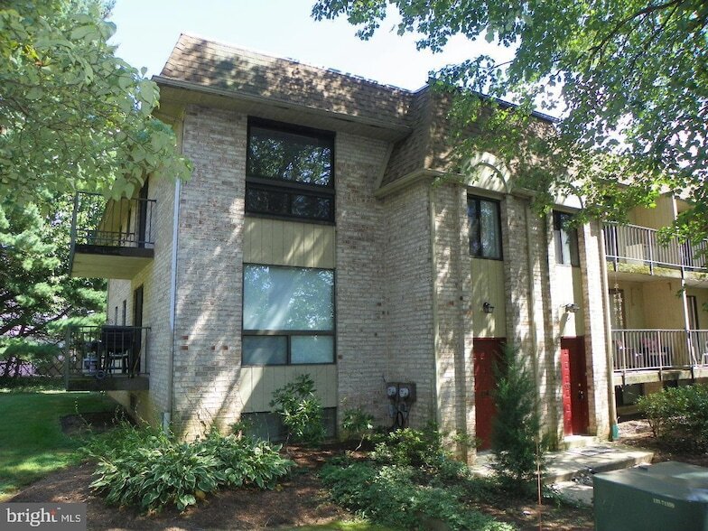356 Saybrook Ln, Unit B in Wallingford, PA - Building Photo