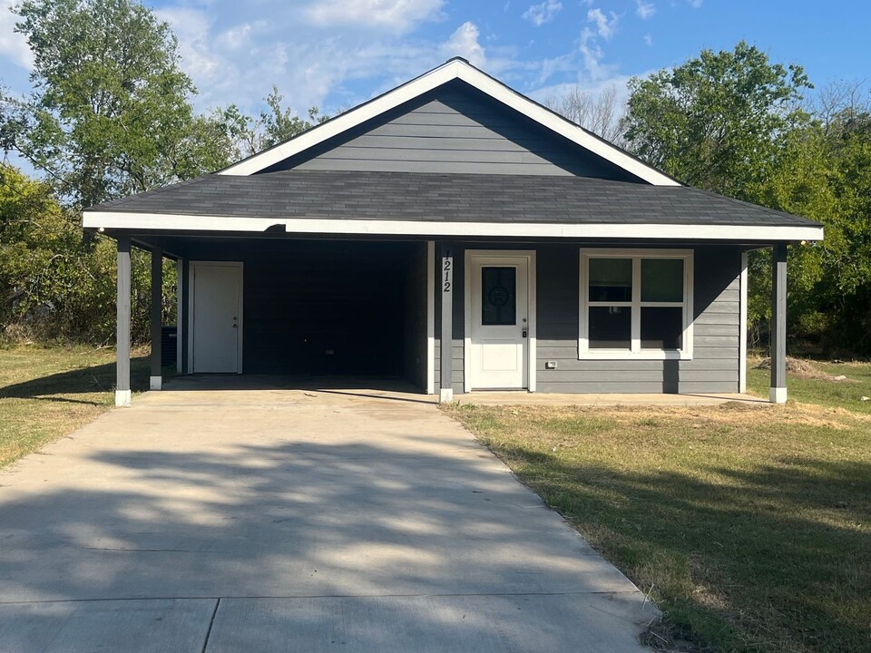 1212 Booker St in Commerce, TX - Building Photo