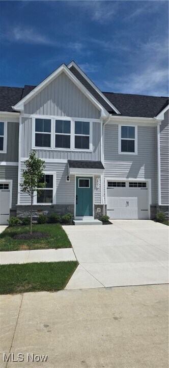 1845 Shank Dr in Akron, OH - Building Photo