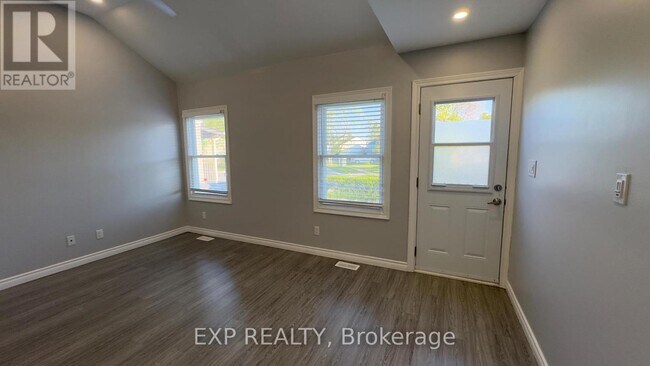 5 Plymouth Ave in St Catharines, ON - Building Photo - Building Photo