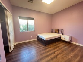 916 E Bob Barney Ct in North Las Vegas, NV - Building Photo