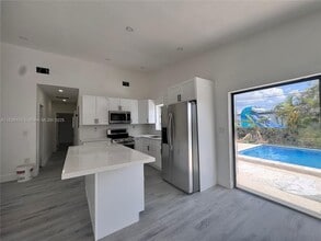 8430 SW 32nd St in Miami, FL - Building Photo - Building Photo