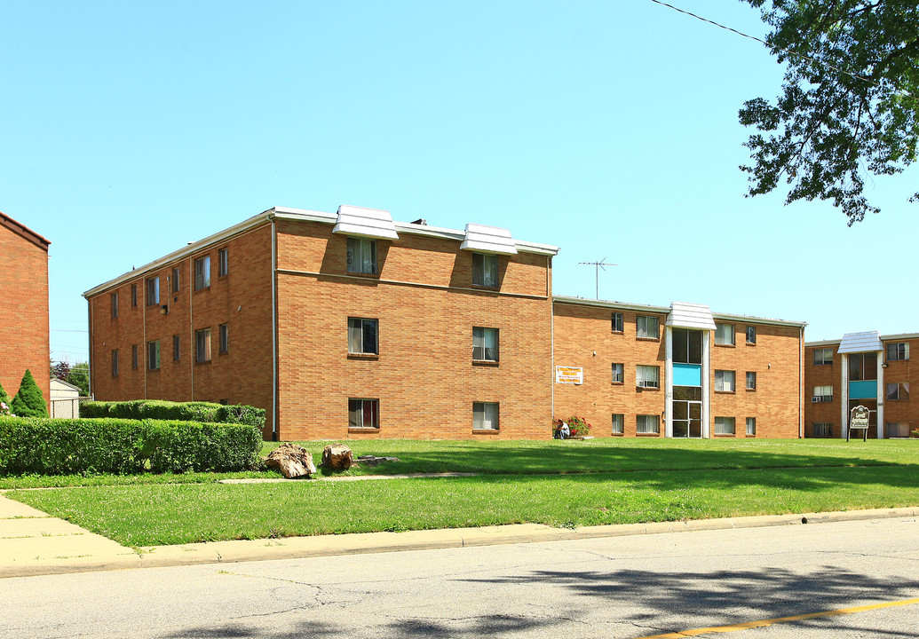 Lowell Apartments in Lorain, OH - Building Photo