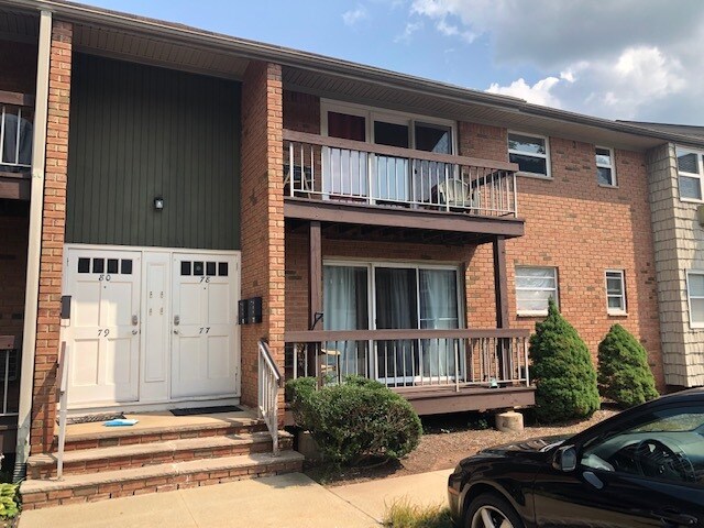 32 Deanna Dr in Hillsborough, NJ - Building Photo