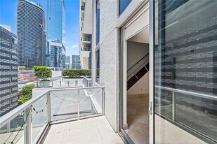 Unit 1004 in Miami, FL - Building Photo