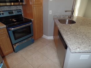 3350 Pinewalk Dr N in Fort Lauderdale, FL - Foto de edificio - Building Photo