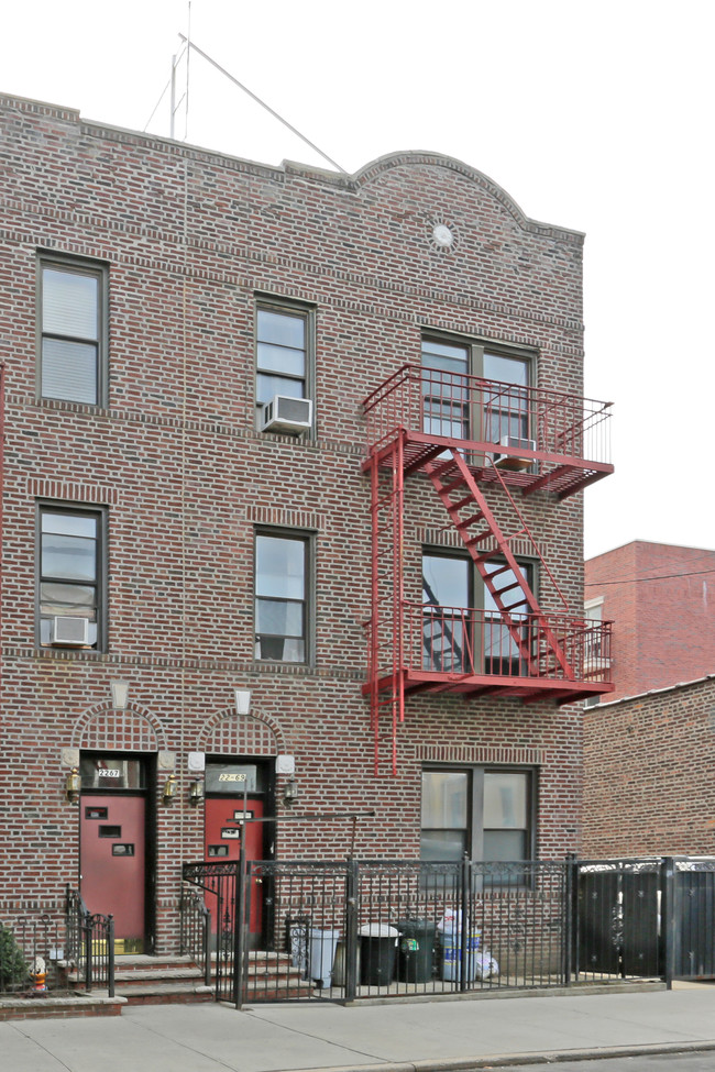 22-69 27th St in Astoria, NY - Building Photo - Building Photo