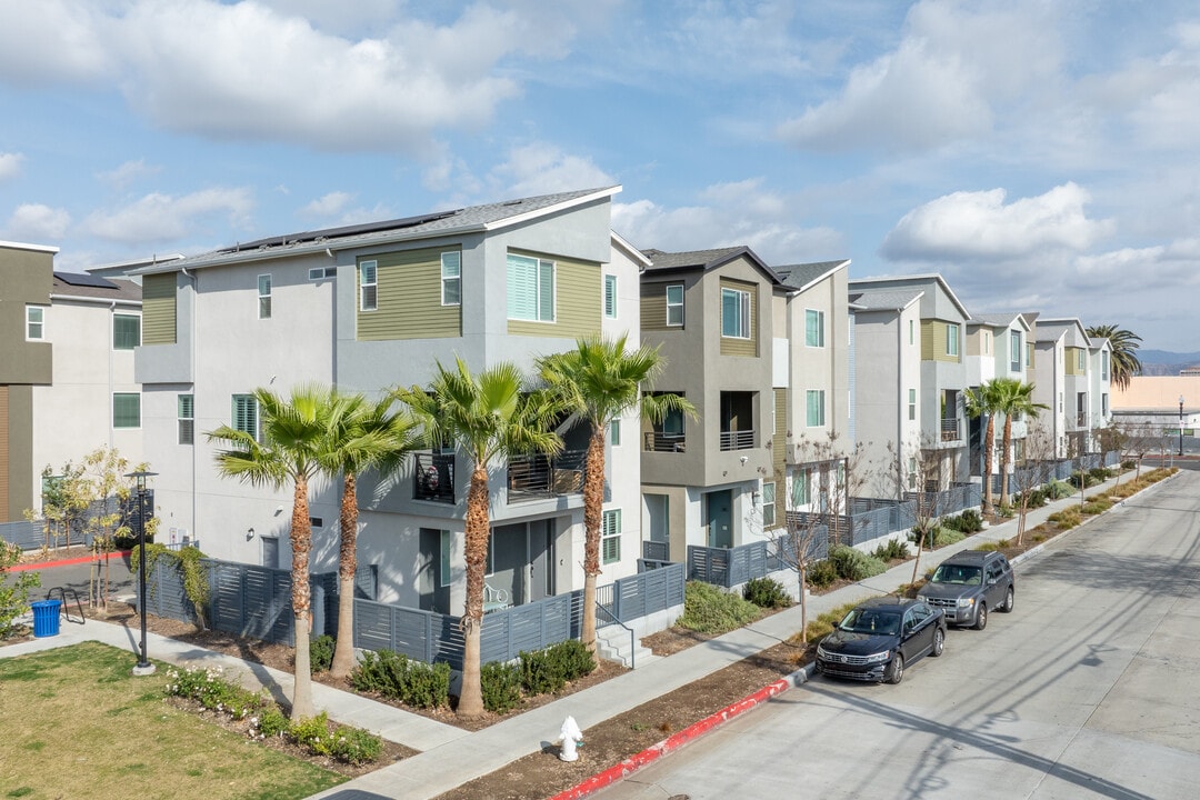 KB Home Row Homes at Lacy Crossing in Santa Ana, CA - Building Photo