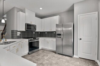 5911 Eckhert Rd in San Antonio, TX - Building Photo - Building Photo