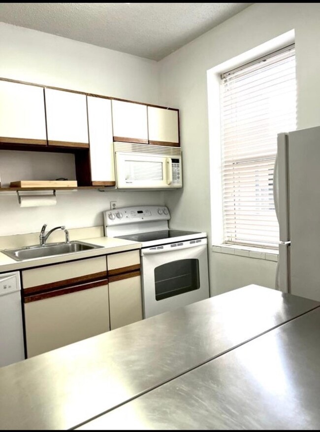 1415 Commonwealth Ave, Unit 502 in Boston, MA - Foto de edificio - Building Photo