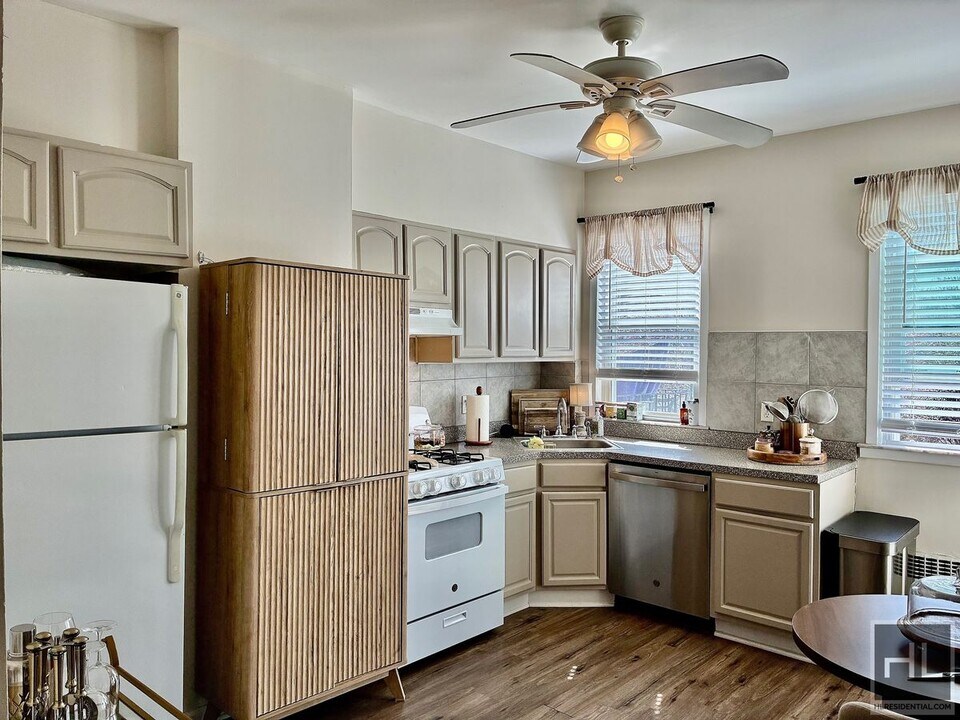 Gorgeous 1.5 bedroom in Maspeth, Unit 2 in Queens, NY - Foto de edificio