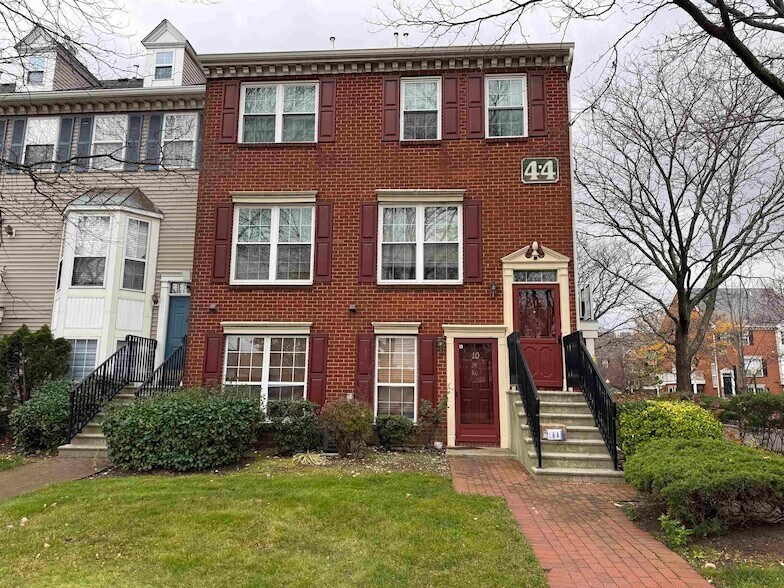 10 Society Hill Dr N in Jersey City, NJ - Foto de edificio