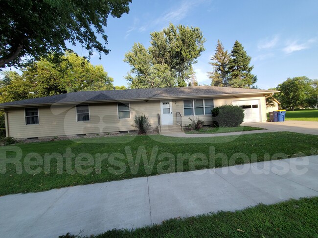100 Marvin Ln in Northfield, MN - Building Photo - Building Photo