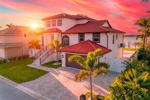4 Paradise Ln in Treasure Island, FL - Building Photo