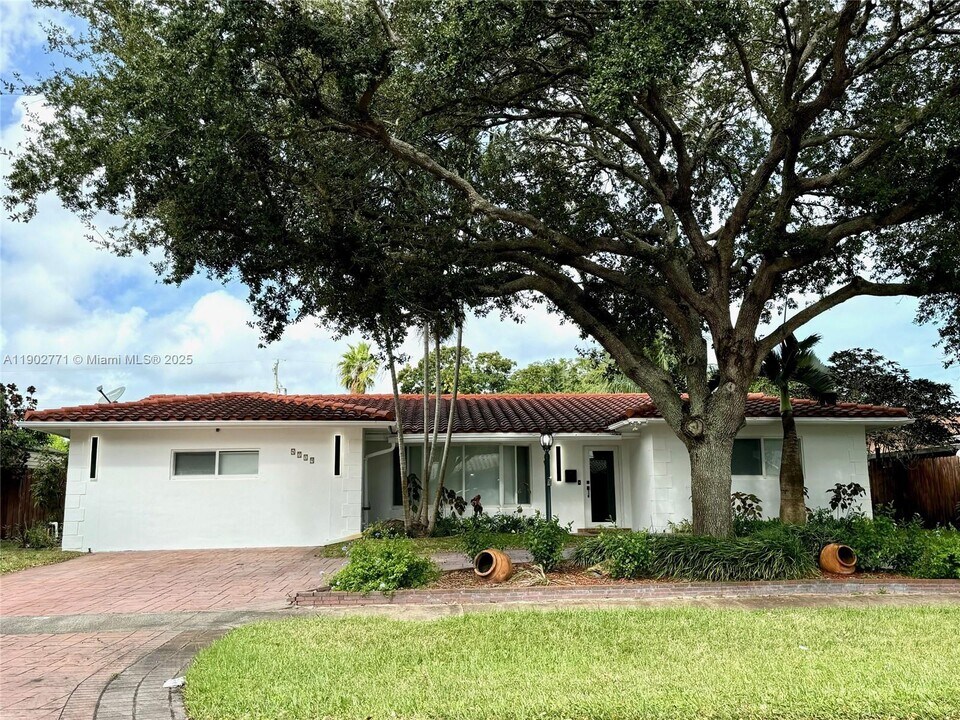 4719 Madison St in Hollywood, FL - Building Photo