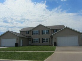 1502 Springbrook Dr in Cedar Falls, IA - Building Photo