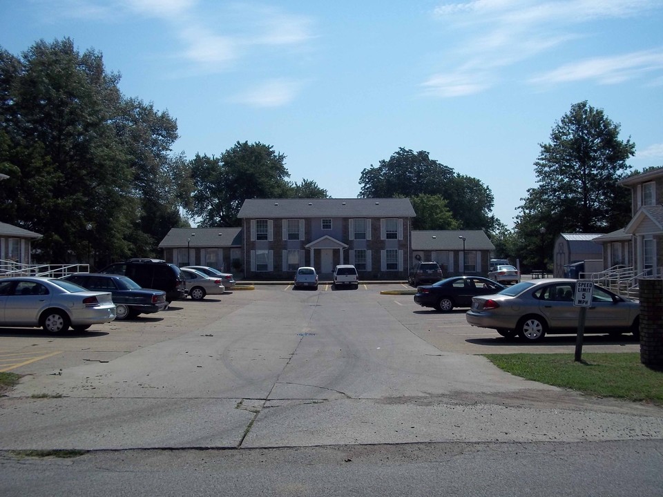 Oak Park Apartments in Mount Carmel, IL - Building Photo