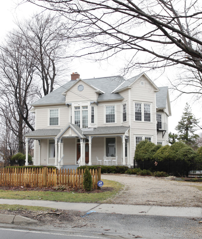 105 E Housatonic St in Pittsfield, MA - Foto de edificio - Building Photo