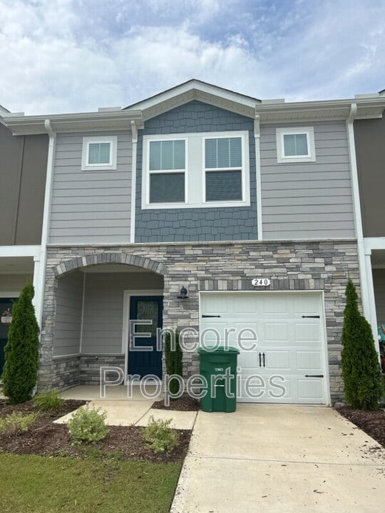 240 Brook Farm Ln in Fuquay Varina, NC - Building Photo