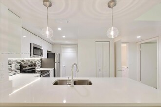 3605 NE 207th St, Unit 3104 in Miami, FL - Building Photo - Building Photo