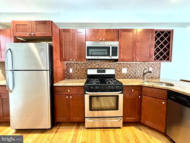1014 E Moyamensing Ave in Philadelphia, PA - Building Photo - Building Photo