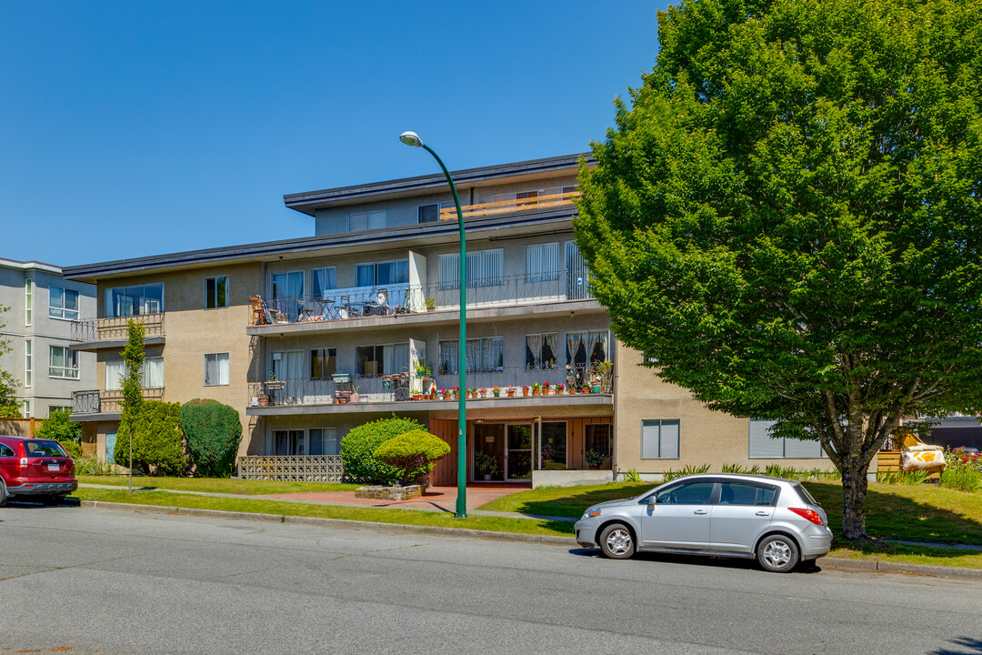 8686 Selkirk St in Vancouver, BC - Building Photo