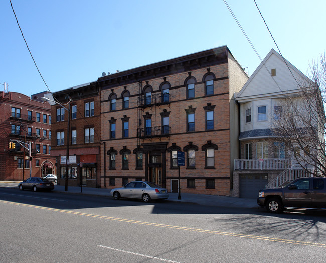 668 Jf Kennedy Blvd in Bayonne, NJ - Foto de edificio - Building Photo