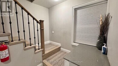 5745 Stanley Ave in Niagara Falls, ON - Foto de edificio - Building Photo