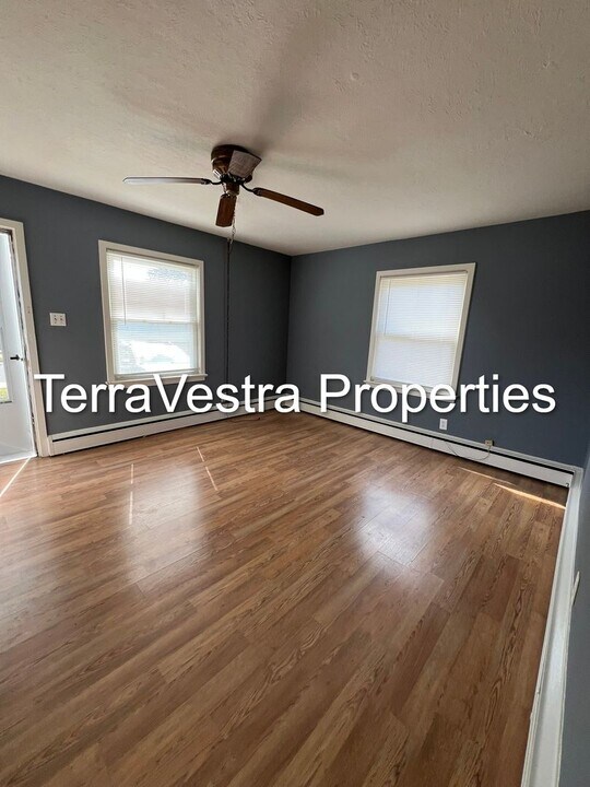 41-43-43 Oak St in Greenwich Township, NJ - Building Photo