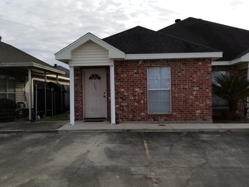 327 Gloria St in Thibodaux, LA - Foto de edificio